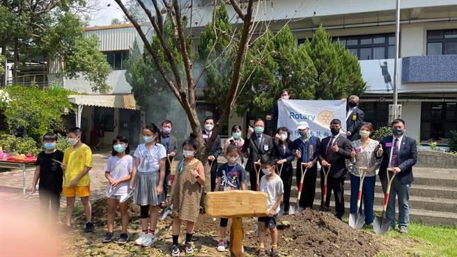 新竹东南扶轮社社友近日在新竹市南隘国小举办「环保植树爱地球之植樱花筑梦」活动。（东南扶轮社提供／陈育贤新竹传真）
