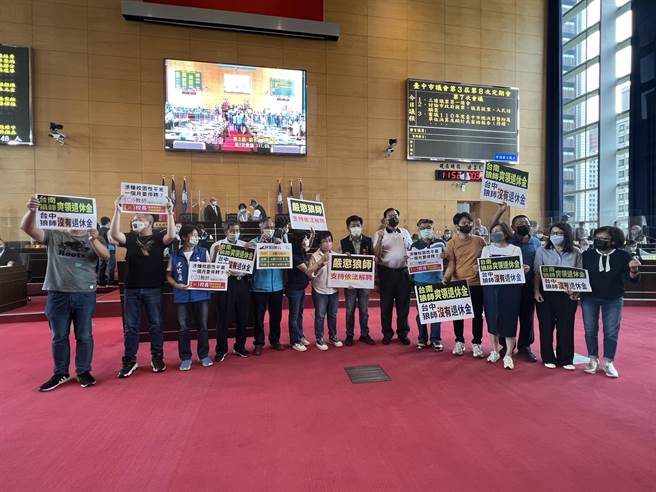 國民黨議員也拿著寫有「嚴懲狼師，支持依法解聘」手板，高喊「我們要開會」，要求依照議事程序、繼續開會。(林欣儀攝)