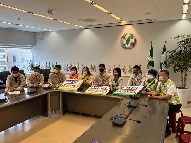 民進黨台中市議會黨團舉辦記者會，強調議事運作是不得不的決定，因市府遲遲未正視、妥善處理狼師性侵案。(林欣儀攝)