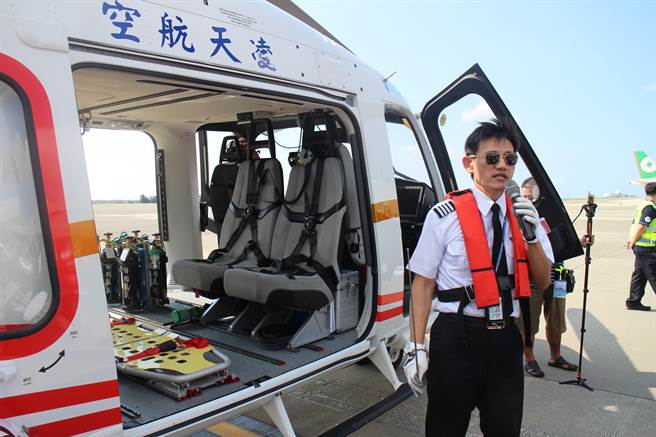 陈光復说当初中央在制定离岛医疗专机合约时，将机龄限制第一年是5年，接下来第一次扩充不得超过10年，第二次扩充不得超过13年。（张茂雄摄）