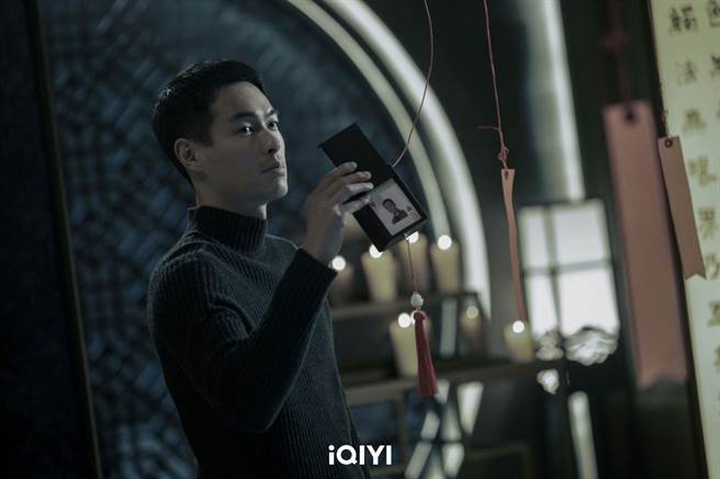 杨佑寧在《罚罪》大玩双面人手法。（爱奇艺国际站提供）