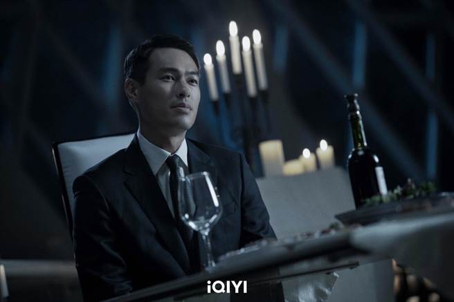 杨佑寧在《罚罪》大玩双面人手法。（爱奇艺国际站提供）