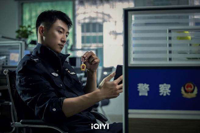 黄景瑜在《罚罪》饰演正义刑警。（爱奇艺国际站提供）