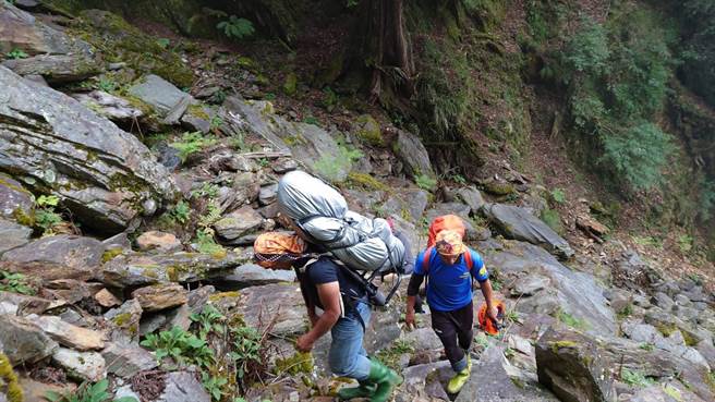 台中市女山友坠谷死亡，搜救人员将遗体背负下山。（南投县消防局提供／廖志晃南投传真）