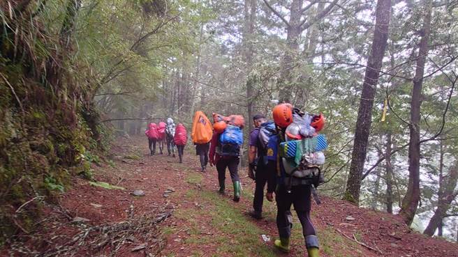 台中市女山友坠谷死亡，搜救人员将遗体背负下山。（南投县消防局提供／廖志晃南投传真）