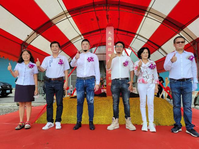 （冈山本洲工业区生活圈的「天磊．小满」，5日动土，天磊董事长柯孙信（左三起）、执行长吴柏棠、高雄市营造公会总干事林佩桦等人共同主持。图／顏瑞田）