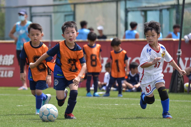 為了推廣基層足球運動，足球俱樂部舉辦聯合錦標賽，從幼兒到成人都能找到自己的足球舞台。（圖/新北銀河足球俱樂部提供）