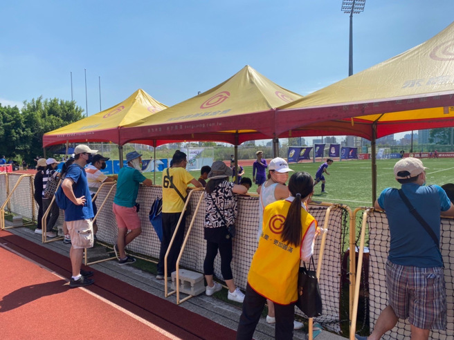 永慶房屋力挺足球賽事推廣，在賽期中搭建起遮陽區，讓球員與親友團能安心休息。（圖/永慶房屋提供）