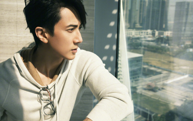 汶莱艺人吴尊3月中旬全家移居上海，在当地积极发展演艺工作。(图/吴尊 微博)