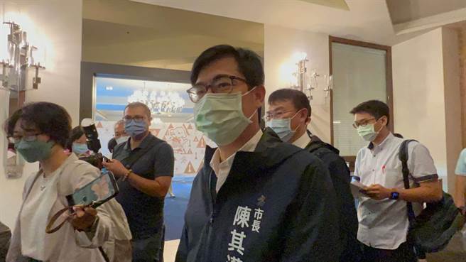 高雄市长陈其迈今（5）日下午出席「111年高雄市体育有功人员表扬典礼」时回应，还没有关注这份民调，但会继续努力、市政优先，不分党派持续做。（柯宗纬摄）