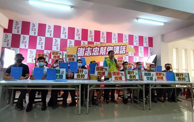 台中市丰原区一处预售屋交屋时，土地持分坪数短缺，市议员谢志忠陪同住户出面说明。（陈淑娥摄）