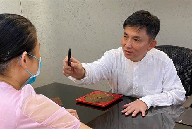 周泰毅专研老子，设有老子堂奥研究中心，任多家企业顾问，也提供风水布局、命理谘询服务。（冯惠宜摄）