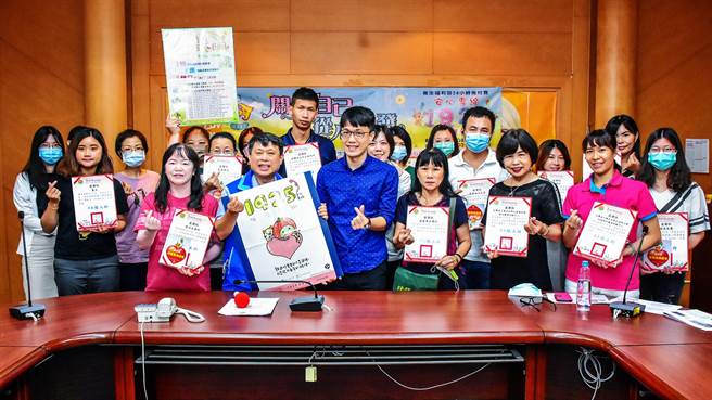 新竹縣衛生局長殷東成（中左）頒發感謝狀及珍愛生命認證標章給全縣28家店家，感謝盡心力協助自殺防治。（新竹縣政府提供／羅浚濱新竹傳真）
