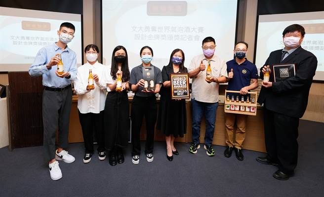 文大获世界气泡酒大赛设计金牌奖。（文大提供／林志成台北传真）
