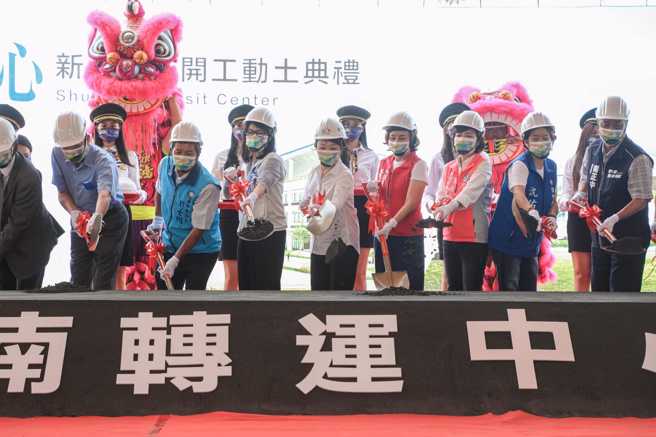 台中水湳转运中心5日动土，台中市长卢秀燕亲自参加动土典礼。（图／翻摄自卢秀燕脸书）