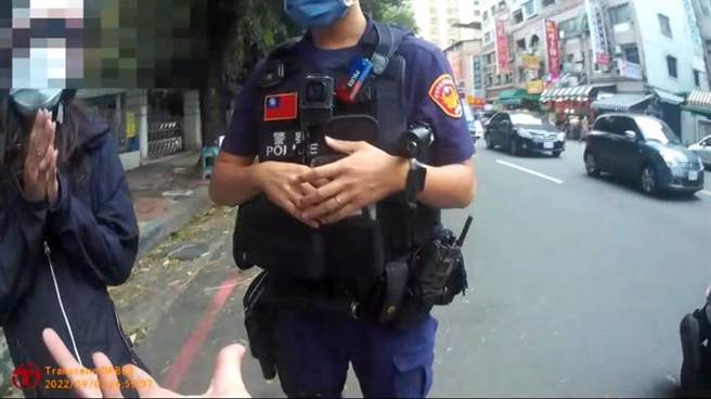 苓雅分局员警3日巡逻时，见40岁的陈姓妇人行车摇晃，员警将陈妇拦下后，发觉陈妇全身散发浓厚酒气，陈妇害怕遭罚，连忙双手合十的求员警「帮帮她」。（高市苓雅分局提供／杨舒婷高雄传真）
