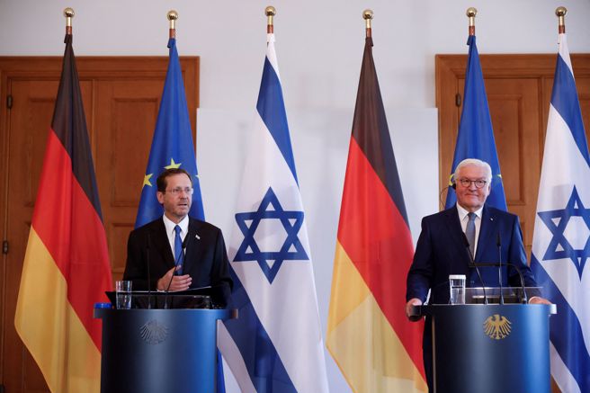 德国总统史坦麦尔（Frank-Walter Steinmeier，图右）。（图／路透社）