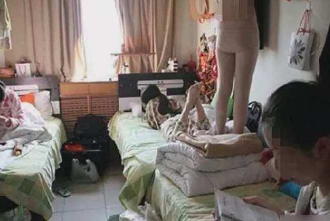 周男与5位女同事同住一间宿舍房间，但才住进去一天就后悔了，一到晚上就有人打呼、说梦话，吵得睡不着。(翻摄自网易新闻)