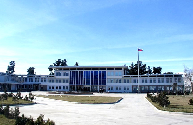 俄罗斯驻阿富汗大使馆5日上午遭到自杀炸弹客锁定攻击，炸弹在大门前引爆，传出酿成数十人死伤。（图／撷取自俄罗斯驻阿富汗大使馆官方脸书）