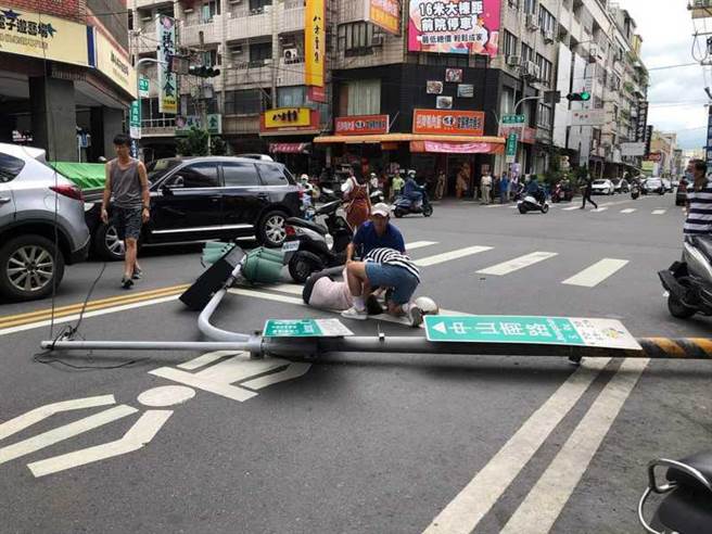 员林市发生号志灯杆断裂，砸伤陈女，未来可能瘫痪，新生娃娃才3个月大，悲剧让人痛心。（民眾提供／吴敏菁彰化传真）