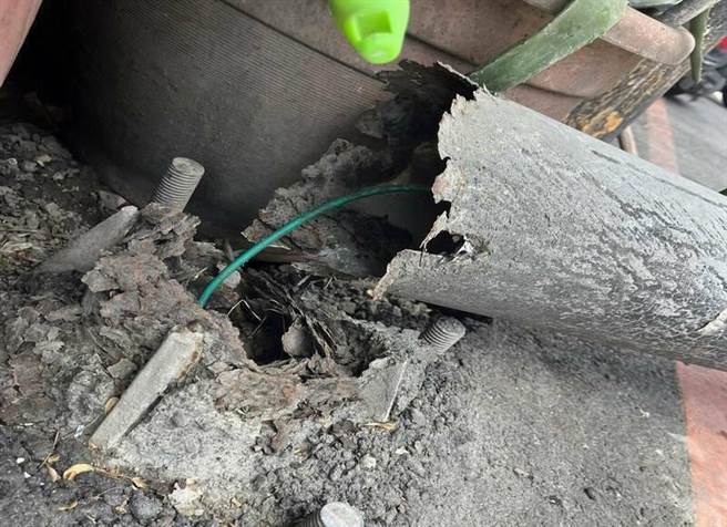 员林市发生号志灯杆断裂，砸伤陈女，未来可能瘫痪，新生娃娃才3个月大，悲剧让人痛心。（民眾提供／吴敏菁彰化传真）