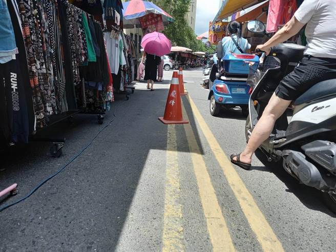 1名网友日前在宜兰市南馆市场的南兴街上发现，路面上竟出现「三黄线」。（民眾提供／吴佩蓉宜兰传真）