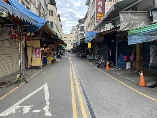 宜兰市公所回应，当时加画线之后没把多出来的黄线刨除，已请施工人员立即处理。（吴佩蓉摄）