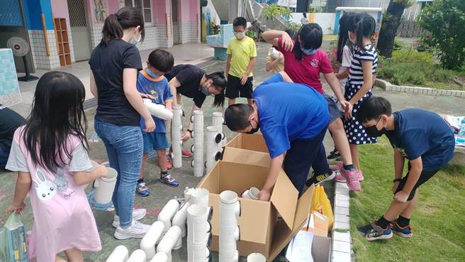 義守大學師生教小學生動手做，種菜苗與注水放入小魚，大家期待能享用自己種出來的有機菜。（義守大學提供／林瑞益高雄傳真）