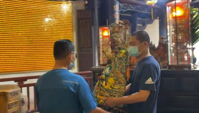 县城隍爷夜巡民权派出所抓警魂超渡，副所长庄民诚（右）在告别式结束后，到武庙请出关圣帝君神明到派出所「净化」。（读者提供／程炳璋台南传真）