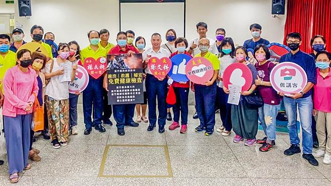 新竹縣消防局長孫福佑（中）指在縣長楊文科力挺下，首創全縣義消免費健檢。（新竹縣消防局提供／羅浚濱新竹傳真）