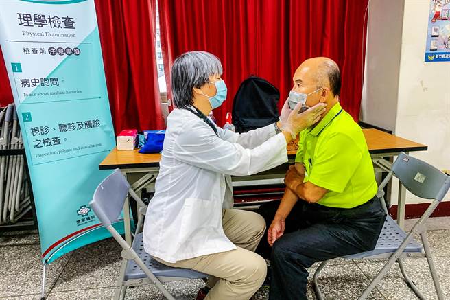 縣長楊文科力挺首創的全縣義消免費健檢舉辦 3場，義消們依次進行檢查。（新竹縣消防局提供／羅浚濱新竹傳真）