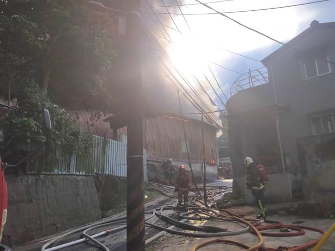 樹林區發生鐵皮工廠火警。（民眾提供）