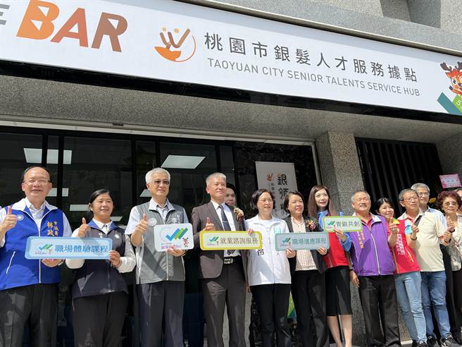 民眾党桃园市长参选人赖香伶5日出席银髮人才服务据点开幕活动，将比照「青创孵化器」推动「银创孵化器」，鼓励银髮长辈创业。(蔡依珍摄)