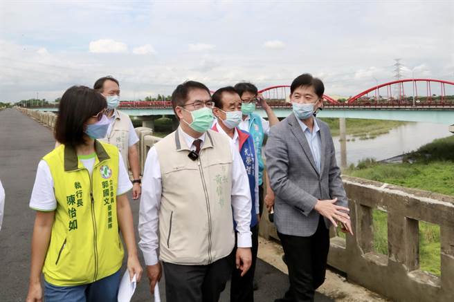 台南市长黄伟哲（米黄夹克者）视察曾文溪渡槽桥验收工程。（台南市整府提供／程炳璋台南传真）