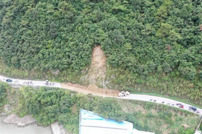 四川省道S217线多处断道，救援人员及挖土机、装载机、运渣车等已投入抢通。（图／取自川观新闻）