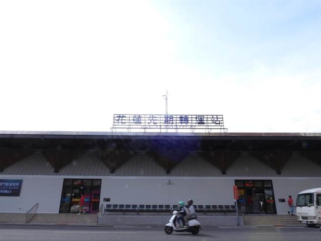 花蓮先期轉運站整合國道客運、公路客運和市區客運等9家業者，共26條路線，提供轉運搭乘服務，且台灣好行也以其作為起訖站，是縣內轉乘重要樞紐。（羅亦晽攝）