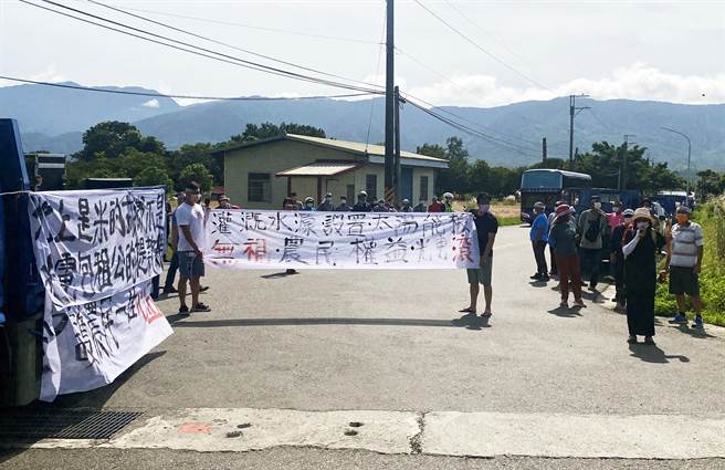 台糖拟在池上设光电园区，近百名池上乡亲拉白布条走上街头，表达强烈反对。（民眾提供／庄哲权台东传真 ）