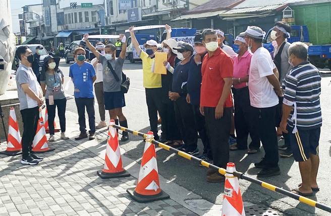 台糖拟在池上设光电园区，近百名池上乡亲拉白布条走上街头，表达强烈反对。（民眾提供／庄哲权台东传真 ）