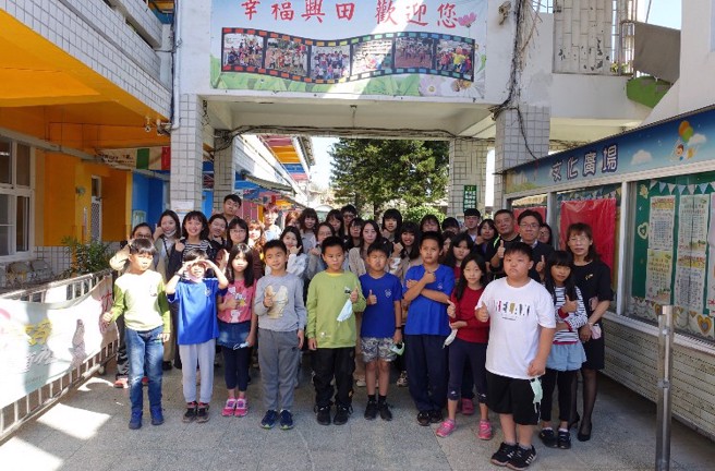 義守大學推動「大學社會責任實踐(USR)」計畫，生科系師生前進偏鄉地區國小，建構具元素循環與生態永續概念的「魚菜藻三相共生系統」，將生態永續教育理念的向下播種。(照片/義守大學提供)