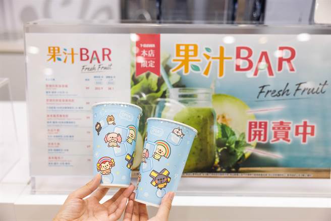 7-11首創「果汁BAR」讓消費者能喝到現榨蔬果汁，單價69至99元。（7-11提供）