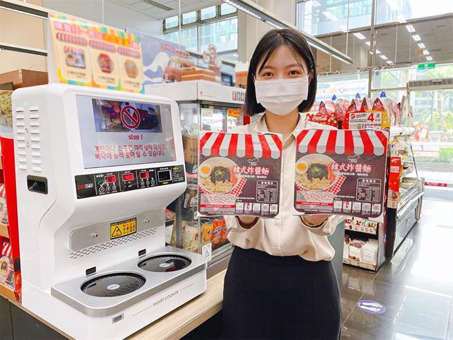 萊爾富引進韓國煮麵機讓民眾能夠自煮泡麵享用熱騰騰餐點。（萊爾富提供）