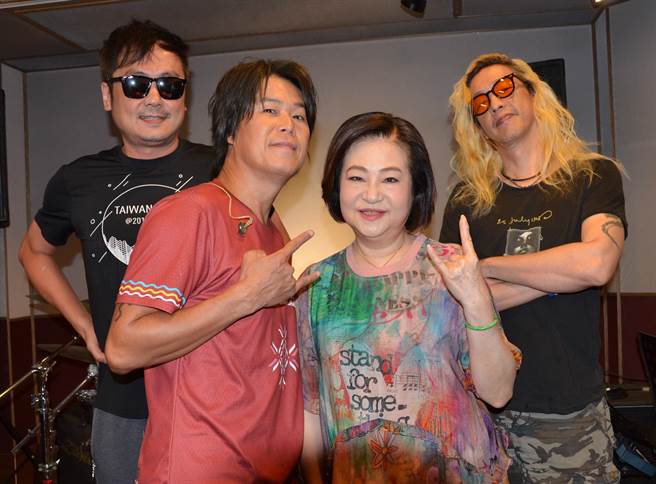 文香（右2）与董事长乐团将于「再见阿文哥-文夏纪念音乐会」演出。（文香提供）