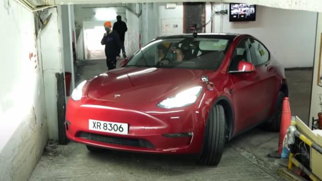 《Auto Guyx Relation拍车男》这次挑战香港人的停车地狱「伊利停车场」。（图／翻摄自Youtube）