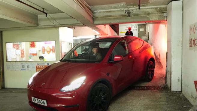 在伊利停车场中，离场比入场更难。（图／翻摄自Youtube）
