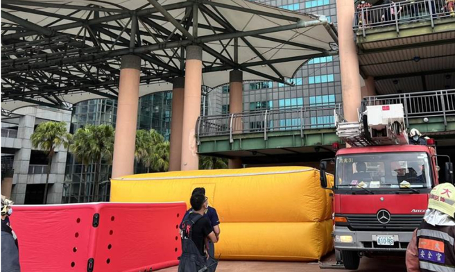 图为新北市政府前广场。（李奇叡摄）