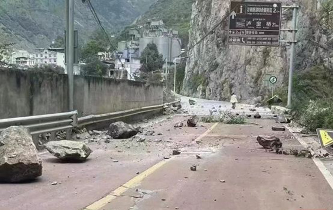 8月四川与重庆发生酷热灾情，民间也发现多处有地火现象，坊间传言，天然气突然冒出可能是地层滑动导致，不久后可能出现地震，而今再次验证确为经验之谈。（图／微博）