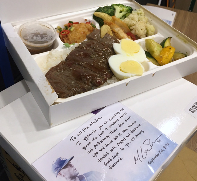 富邦悍将洋投罗力引退赛准备特制餐点，并附上亲笔写的感谢卡。（陈怡诚摄）