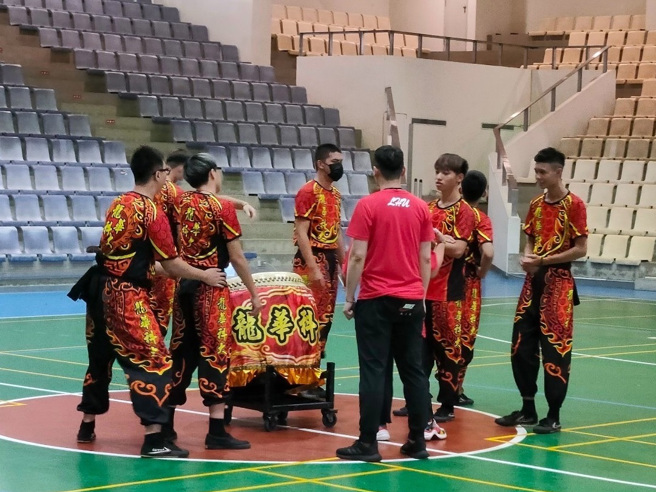 林昕翰主任对龙狮战鼓团成员行前叮咛。(照片/龙华科技大学提供)