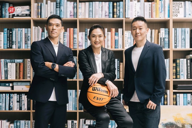 T1新任赛务长谢志成(左)、会长钱薇娟与新任秘书长张树人(右)。(T1联盟提供)