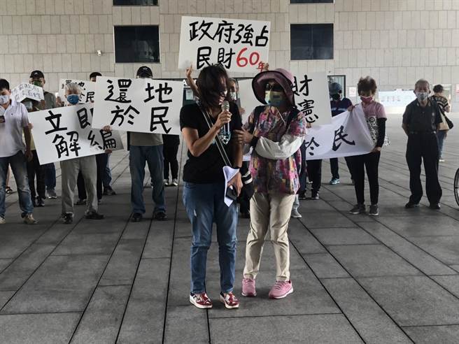 台中市体二用地自救会成员5日到市府前广场陈情，呼吁市府加速审议、还地于民。(林欣仪摄)